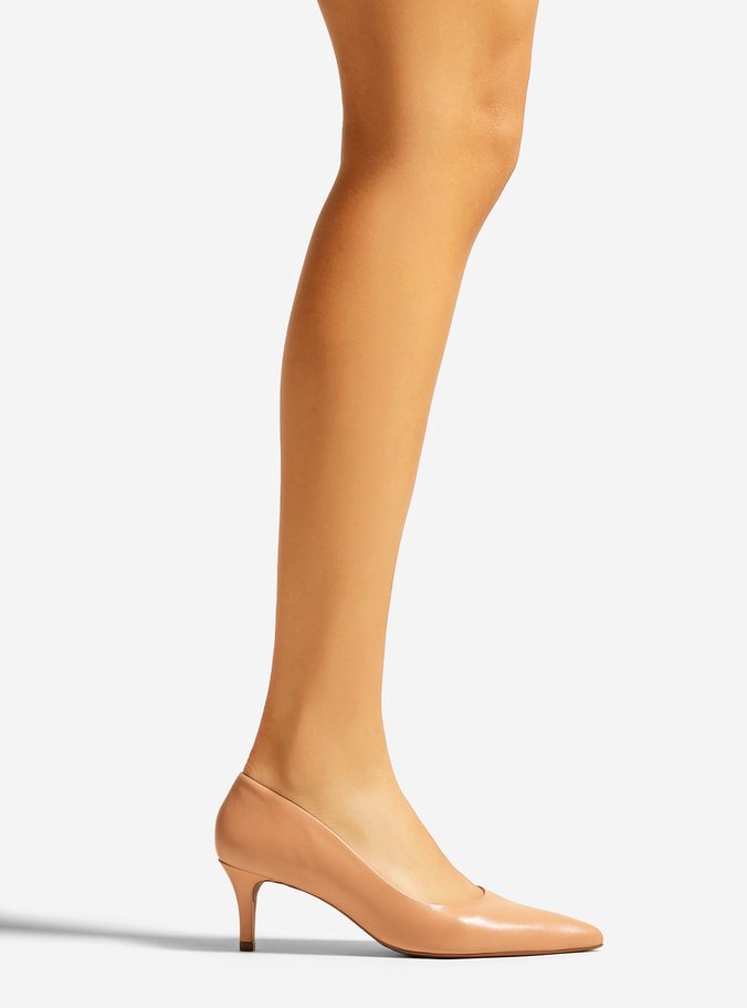 Scarpin Bege Couro Salto Baixo Fino Bico Fino - Imagem 2