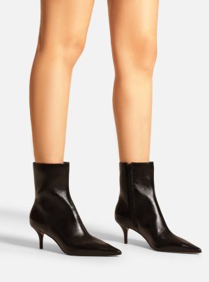Bota Preta Couro Acetinado Cano Curto Salto Baixo