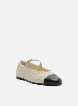 Sapatilha Branca Cap Toe Bico Redondo Fivela Matelassê